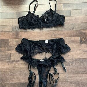 Elegant Black Lace Lingerie Set new without tags